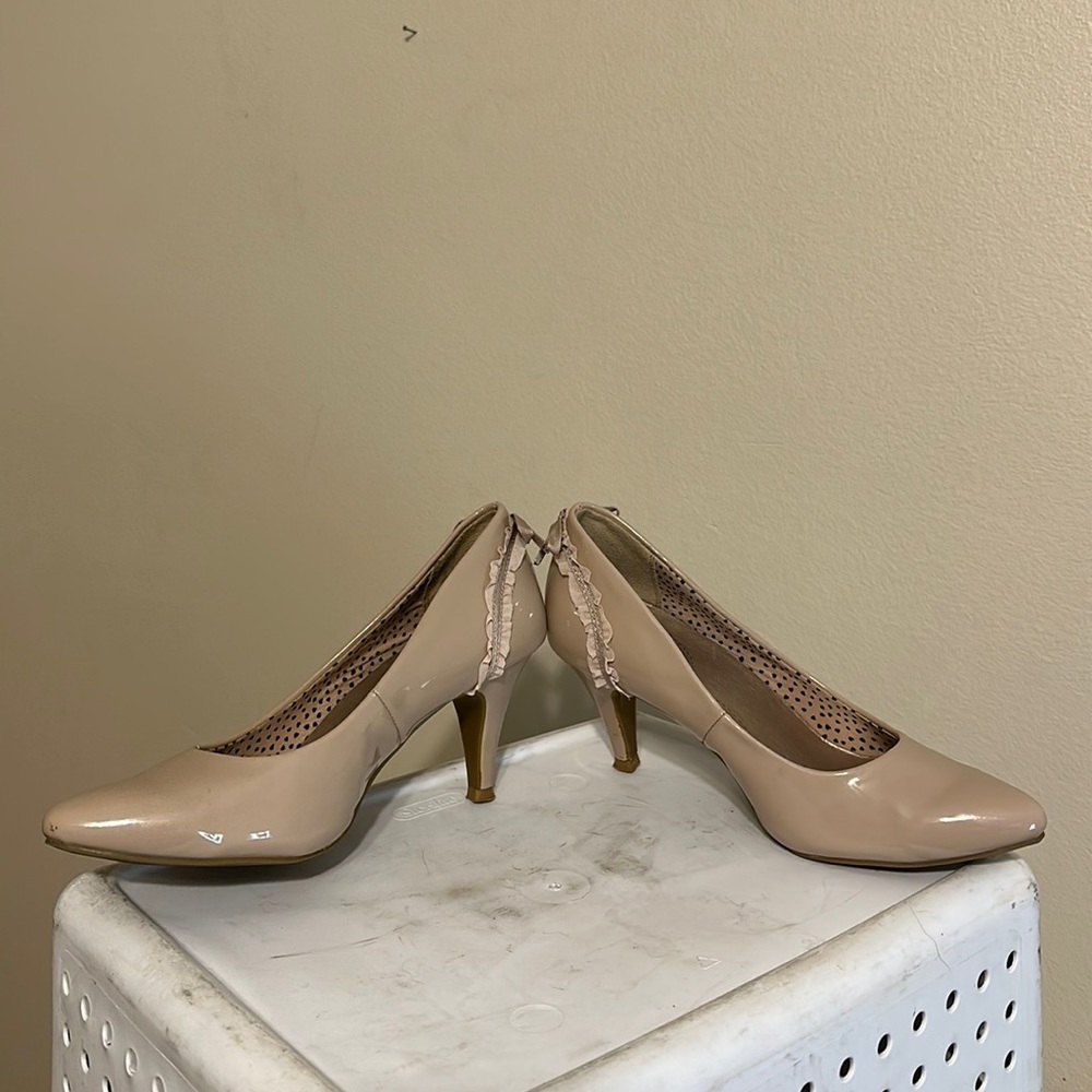 Gorgeous nude heel
